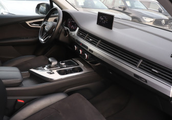 Подержанный автомобиль Audi Q7 2015 года (9 фото)