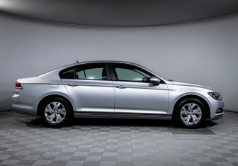 Подержанный автомобиль Volkswagen Passat Sedan 2017 года (4 фото)