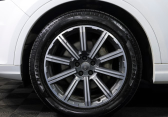 Подержанный автомобиль Audi Q7 2016 года (23 фото)