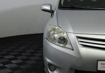 Подержанный автомобиль Toyota Auris Hatchback 2011 года (14 фото)