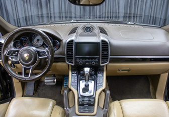 Подержанный автомобиль Porsche Cayenne 2016 года (15 фото)