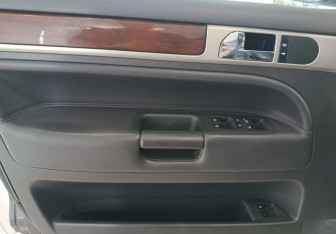 Подержанный автомобиль Volkswagen Touareg 2007 года (15 фото)