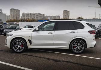 Подержанный автомобиль BMW X5 2023 года (13 фото)