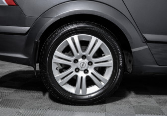 Подержанный автомобиль Opel Astra Sedan 2009 года (9 фото)