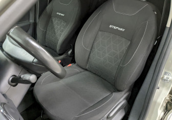 Подержанный автомобиль Renault Sandero 2016 года (13 фото)