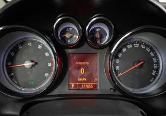 Подержанный автомобиль Opel Astra Hatchback 2011 года (12 фото)