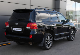 Подержанный автомобиль Toyota Land Cruiser Suv 2013 года (5 фото)