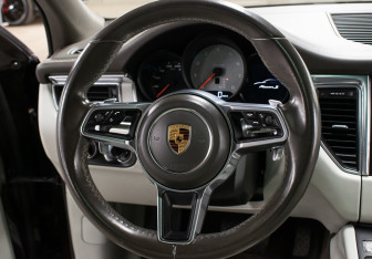 Подержанный автомобиль Porsche Macan 2015 года (17 фото)