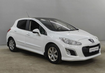 Подержанный автомобиль Peugeot 308 Hatchback 2012 года (3 фото)