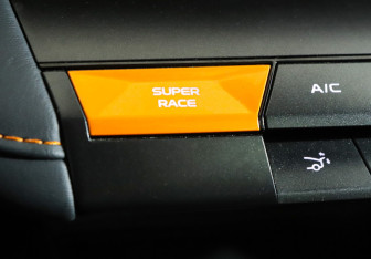 Подержанный автомобиль Changan UNI-V 2023 года (16 фото)