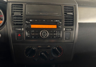 Подержанный автомобиль Nissan Tiida Hatchback 2008 года (15 фото)