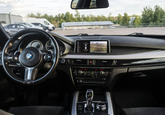 Подержанный автомобиль BMW X5 2018 года (14 фото)