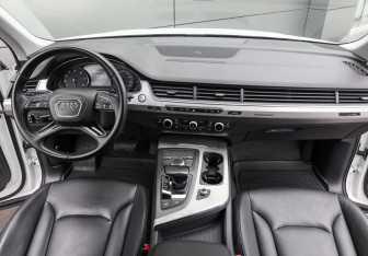 Подержанный автомобиль Audi Q7 2016 года (14 фото)