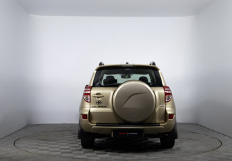 Подержанный автомобиль Toyota RAV4 2010 года (6 фото)