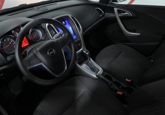 Подержанный автомобиль Opel Astra Wagon 2012 года (6 фото)