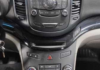 Подержанный автомобиль Chevrolet Orlando 2014 года (16 фото)