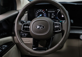 Подержанный автомобиль Kia Carnival 2020 года (11 фото)