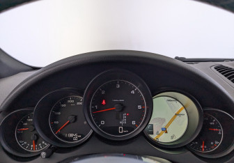 Подержанный автомобиль Porsche Cayenne 2017 года (18 фото)