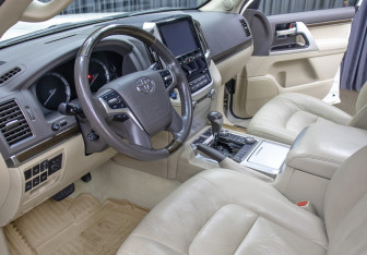 Подержанный автомобиль Toyota Land Cruiser Suv 2020 года (16 фото)