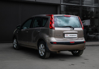 Подержанный автомобиль Nissan Note 2007 года (6 фото)