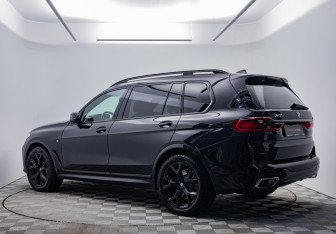 Подержанный автомобиль BMW X7 2022 года (7 фото)