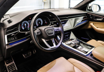 Подержанный автомобиль Audi Q8 2021 года (7 фото)