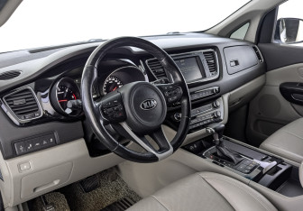 Подержанный автомобиль Kia Carnival 2017 года (15 фото)