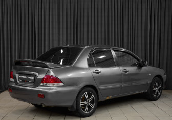 Подержанный автомобиль Mitsubishi Lancer Sedan 2005 года (4 фото)