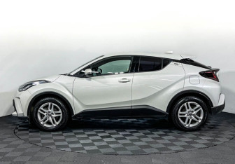 Подержанный автомобиль Toyota C-HR 2020 года (8 фото)