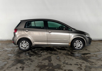 Подержанный автомобиль Volkswagen Golf Plus 2011 года (8 фото)