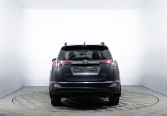 Подержанный автомобиль Toyota RAV4 2015 года (6 фото)