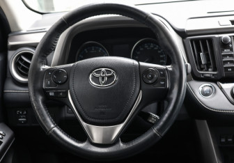 Подержанный автомобиль Toyota RAV4 2018 года (17 фото)