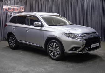 Подержанный автомобиль Mitsubishi Outlander 2019 года (3 фото)