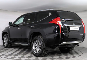 Подержанный автомобиль Mitsubishi Pajero Sport 2018 года (6 фото)