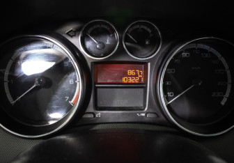 Подержанный автомобиль Peugeot 408 2012 года (12 фото)