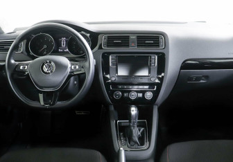 Подержанный автомобиль Volkswagen Jetta Sedan 2018 года (6 фото)