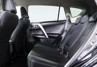 Подержанный автомобиль Toyota RAV4 2017 года (16 фото)