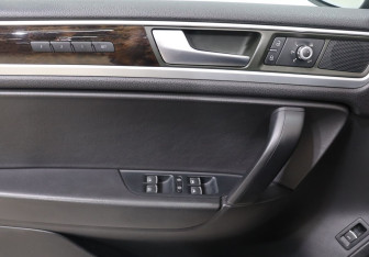 Подержанный автомобиль Volkswagen Touareg 2013 года (11 фото)