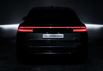 Подержанный автомобиль Audi Q8 2021 года (19 фото)