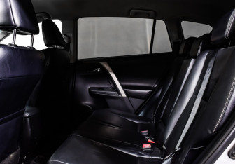 Подержанный автомобиль Toyota RAV4 2013 года (11 фото)