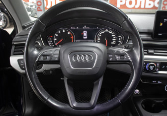Подержанный автомобиль Audi A4 Sedan 2017 года (17 фото)