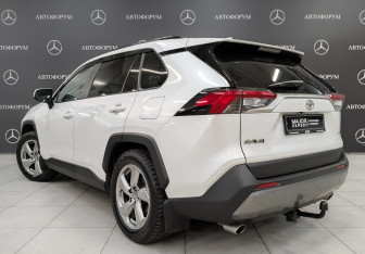 Подержанный автомобиль Toyota RAV4 2021 года (7 фото)