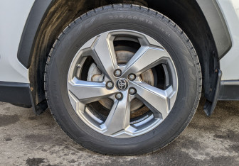 Подержанный автомобиль Toyota RAV4 2021 года (12 фото)