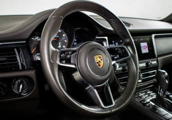 Подержанный автомобиль Porsche Macan 2020 года (13 фото)