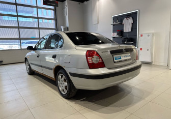 Подержанный автомобиль Hyundai Elantra Sedan 2005 года (6 фото)