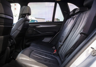 Подержанный автомобиль BMW X5 2015 года (14 фото)