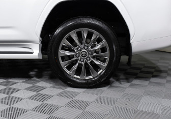 Подержанный автомобиль Toyota Land Cruiser Suv 2021 года (9 фото)