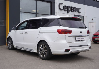 Подержанный автомобиль Kia Carnival 2018 года (6 фото)