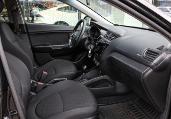 Подержанный автомобиль Kia Rio Hatchback 2016 года (11 фото)