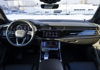 Подержанный автомобиль Audi Q8 2019 года (12 фото)